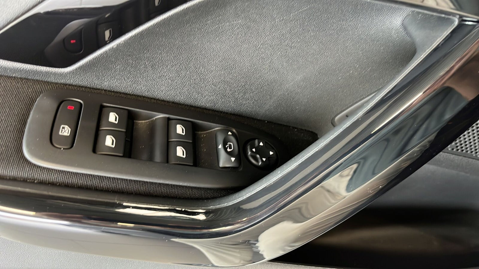 Grå Peugeot 208 fra 2019