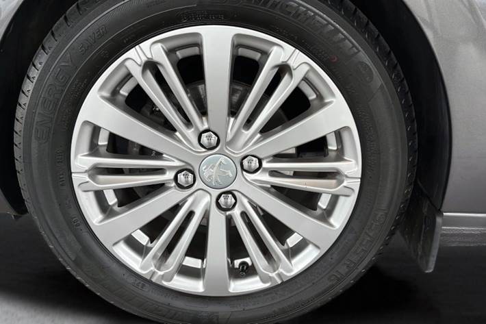 Grå Peugeot 208 fra 2019