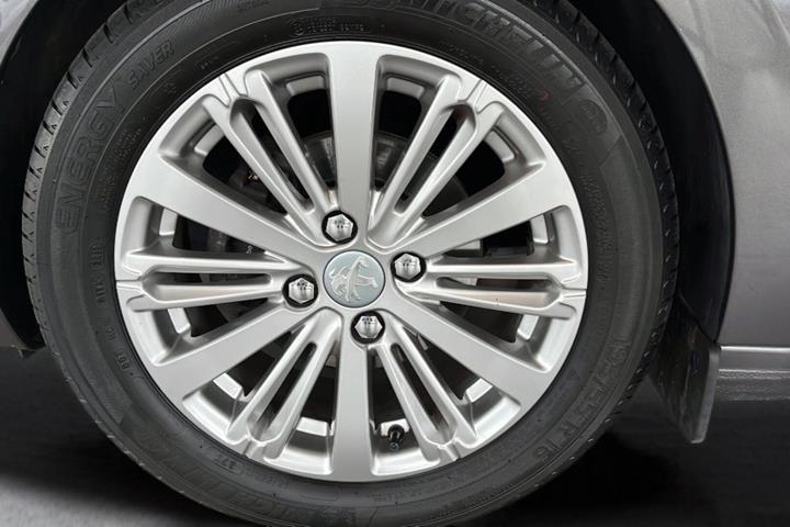 Grå Peugeot 208 fra 2019