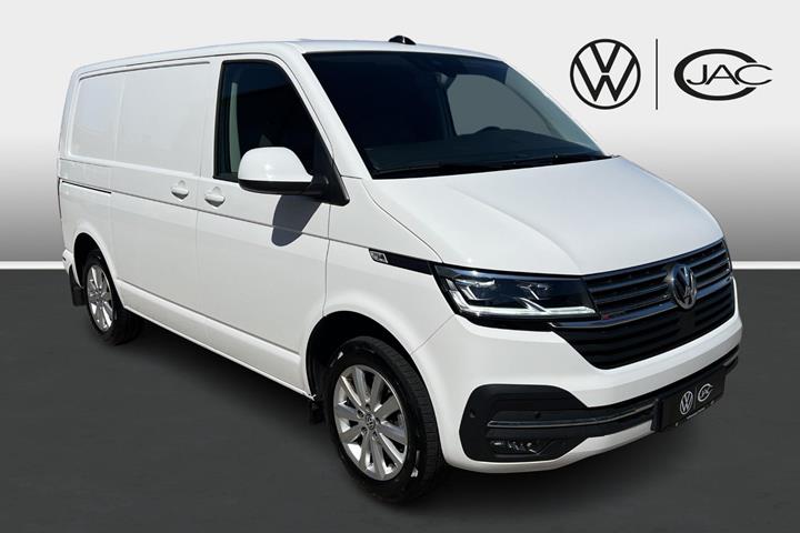Hvid VW Transporter fra 2024 set udefra