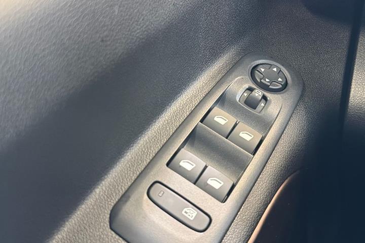 Hvid Peugeot e-Rifter fra 2025