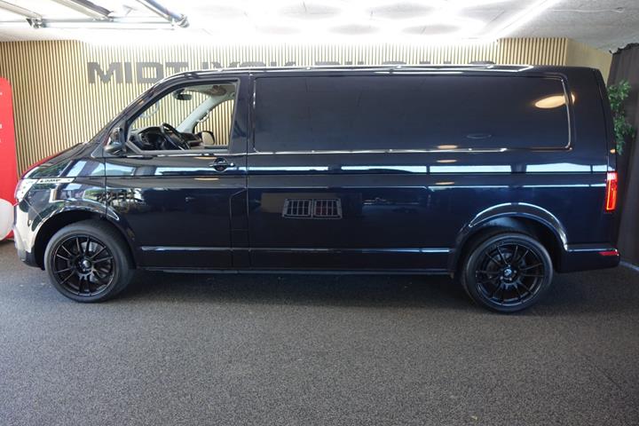 Sort VW Transporter fra 2022