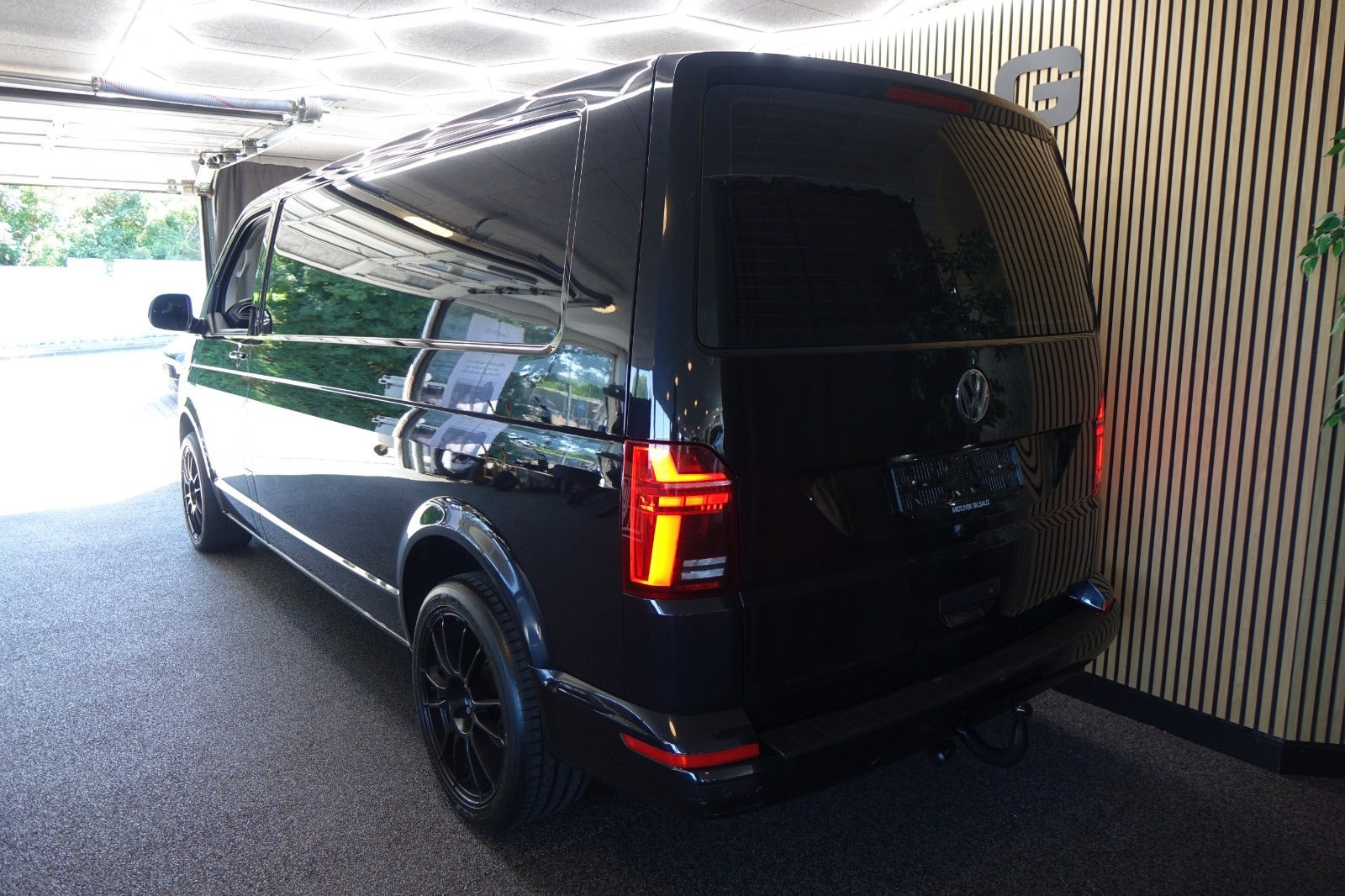 Sort VW Transporter fra 2022