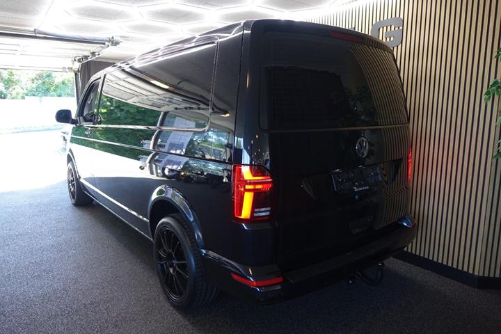 Sort VW Transporter fra 2022