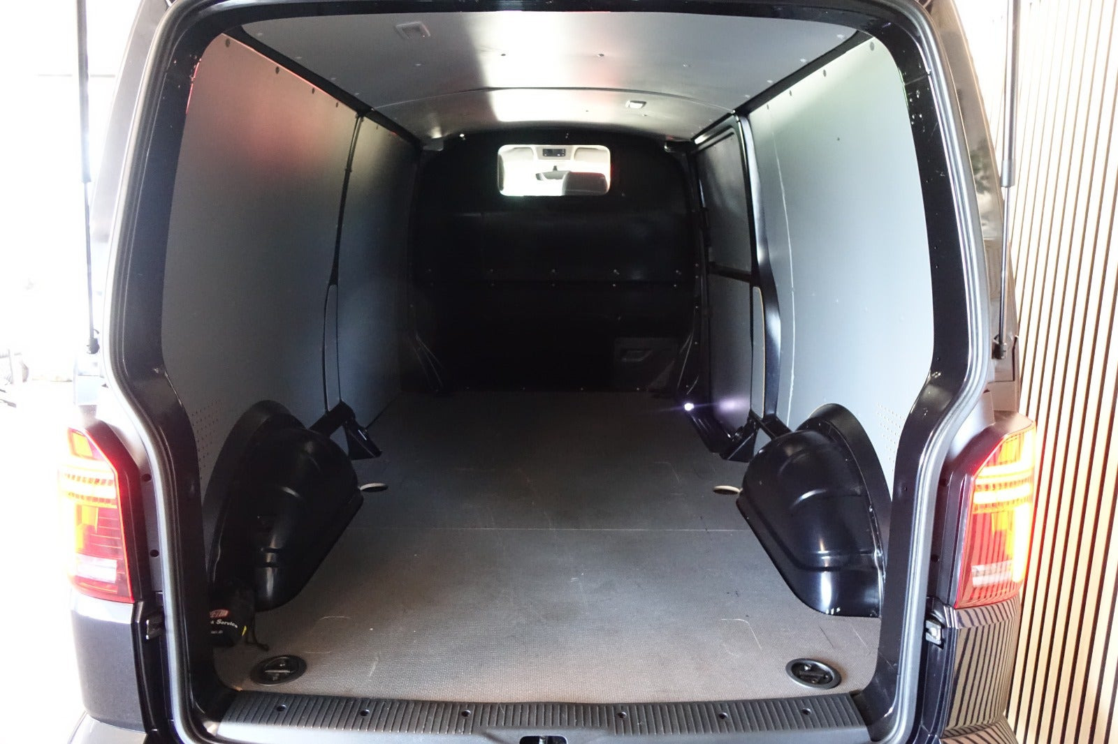Sort VW Transporter fra 2022