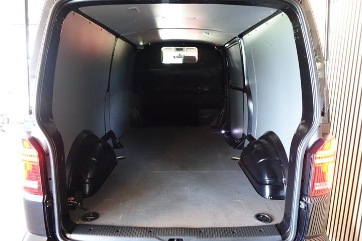 Sort VW Transporter fra 2022