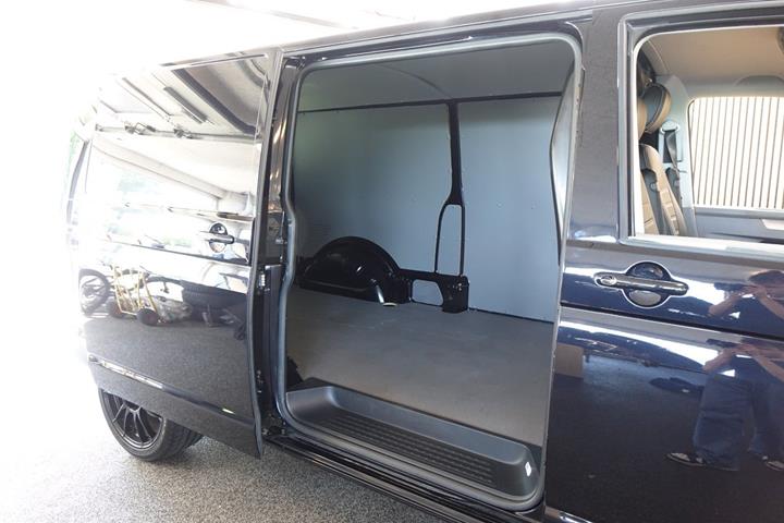 Sort VW Transporter fra 2022
