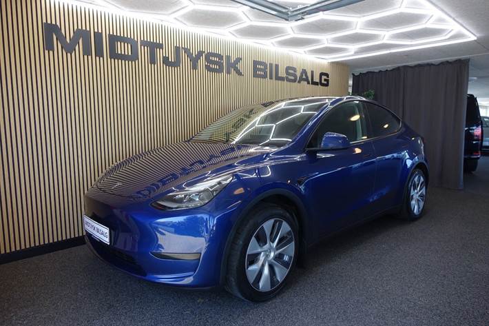 Blå Tesla Model Y fra 2024
