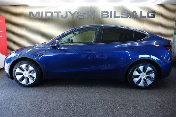 Blå Tesla Model Y fra 2024