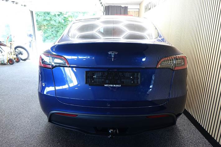 Blå Tesla Model Y fra 2024