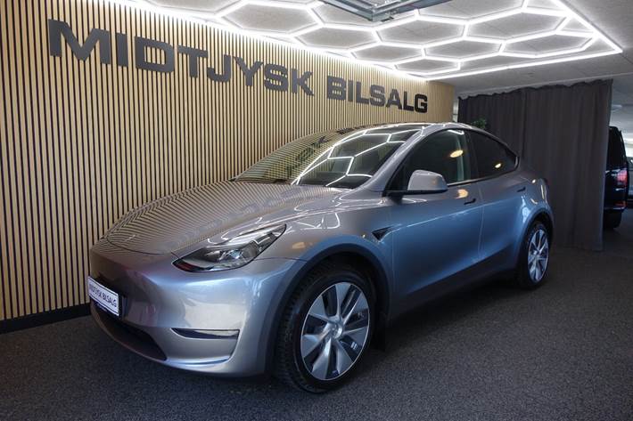 Sølv Tesla Model Y fra 2023