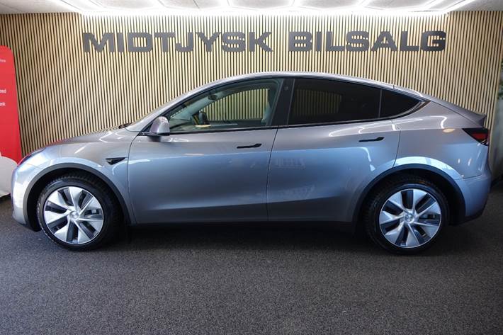 Sølv Tesla Model Y fra 2023
