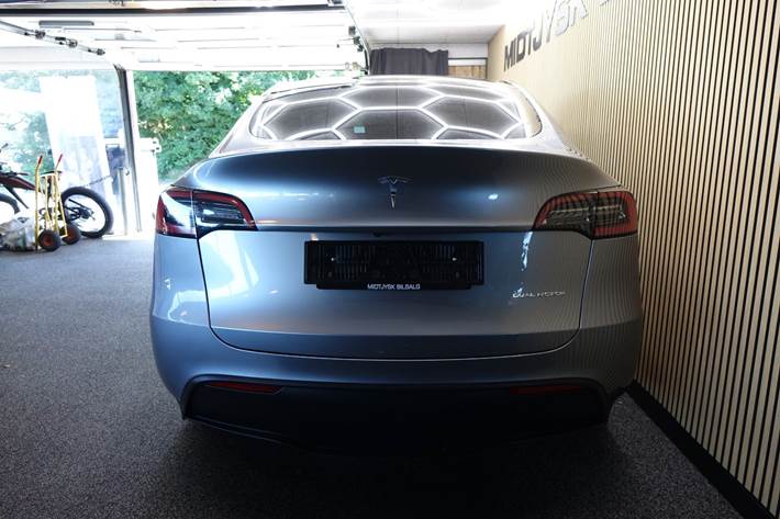 Sølv Tesla Model Y fra 2023