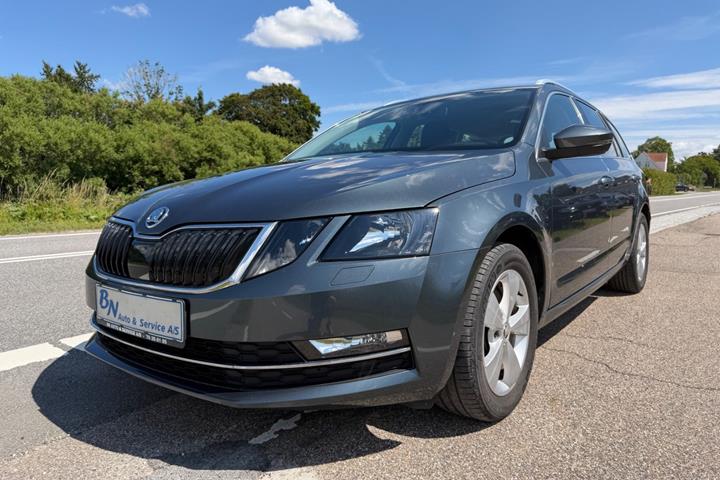 Grå Skoda Octavia fra 2019 set udefra
