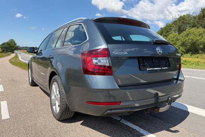 Grå Skoda Octavia fra 2019