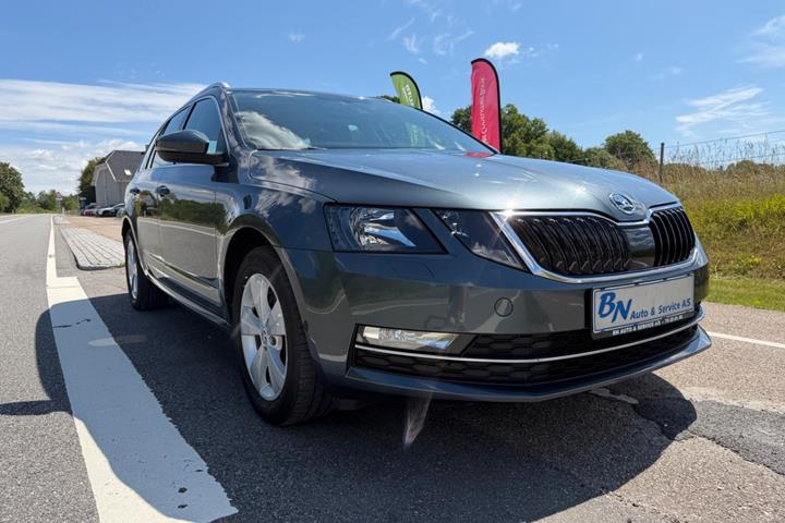 Grå Skoda Octavia fra 2019