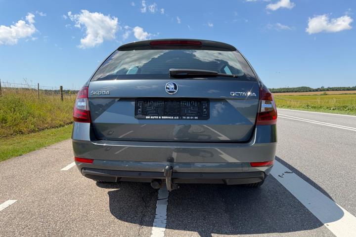 Grå Skoda Octavia fra 2019