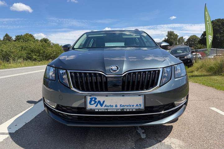 Grå Skoda Octavia fra 2019