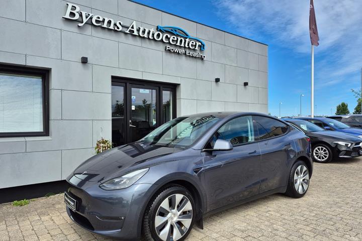 Sort Tesla Model Y fra 2022 set udefra