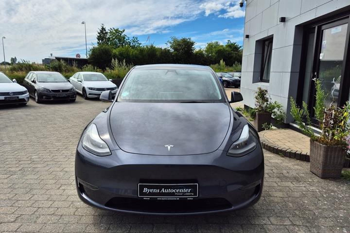 Sort Tesla Model Y fra 2022