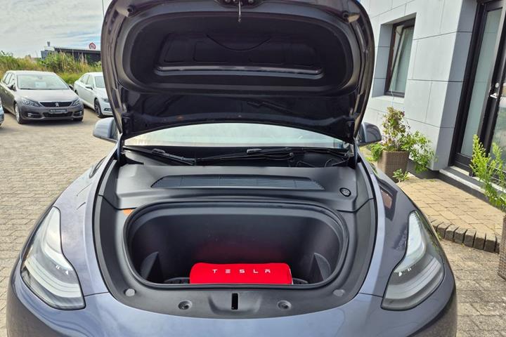 Sort Tesla Model Y fra 2022