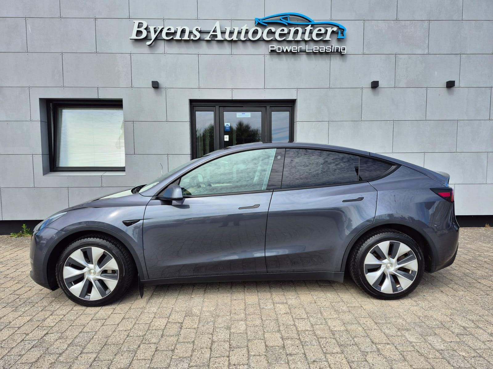 Sort Tesla Model Y fra 2022