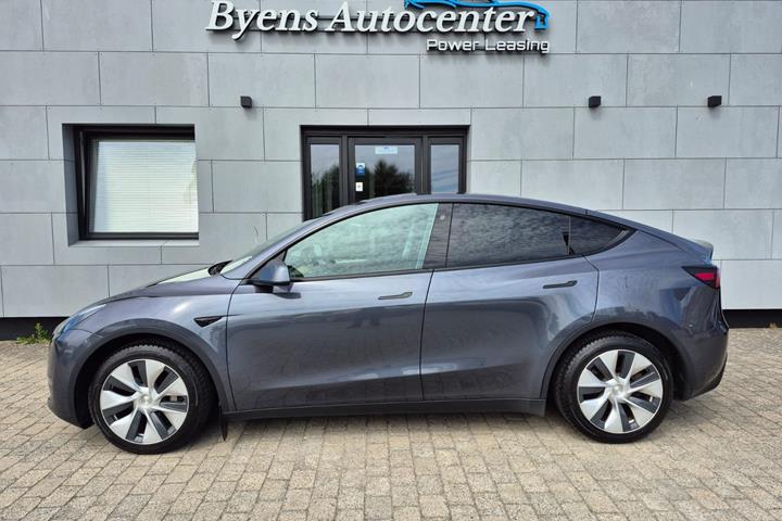 Sort Tesla Model Y fra 2022