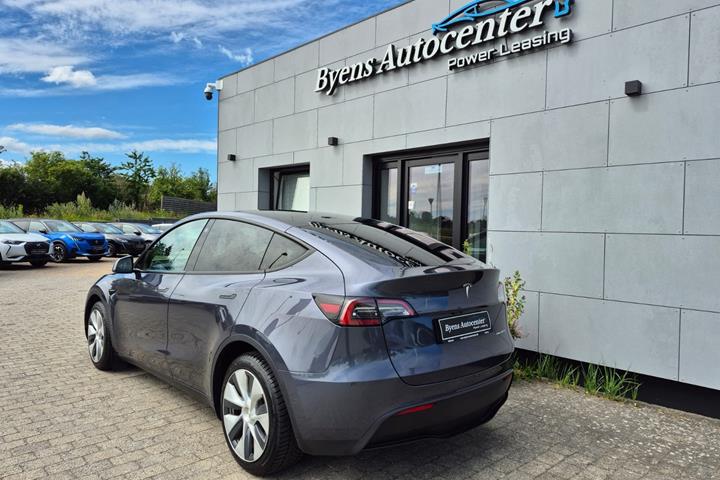 Sort Tesla Model Y fra 2022