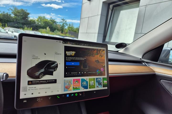 Sort Tesla Model Y fra 2022
