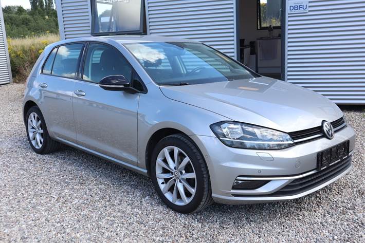 Grå VW Golf VII fra 2019