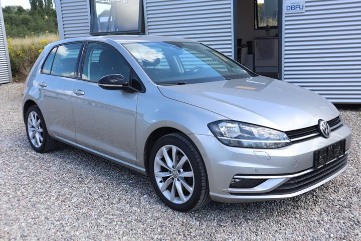Grå VW Golf VII fra 2019 set udefra