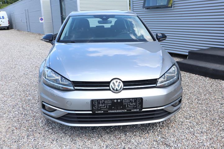 Grå VW Golf VII fra 2019