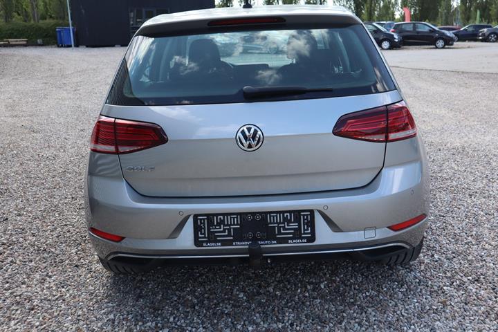 Grå VW Golf VII fra 2019