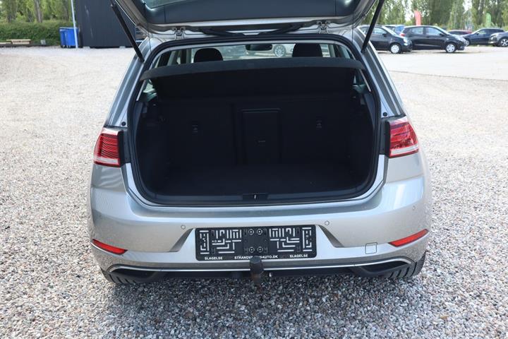 Grå VW Golf VII fra 2019