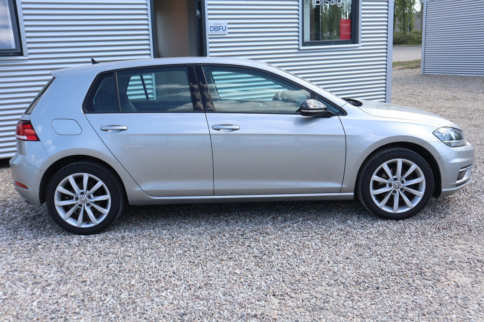 Grå VW Golf VII fra 2019