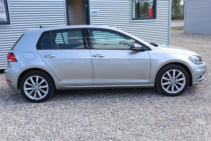 Grå VW Golf VII fra 2019