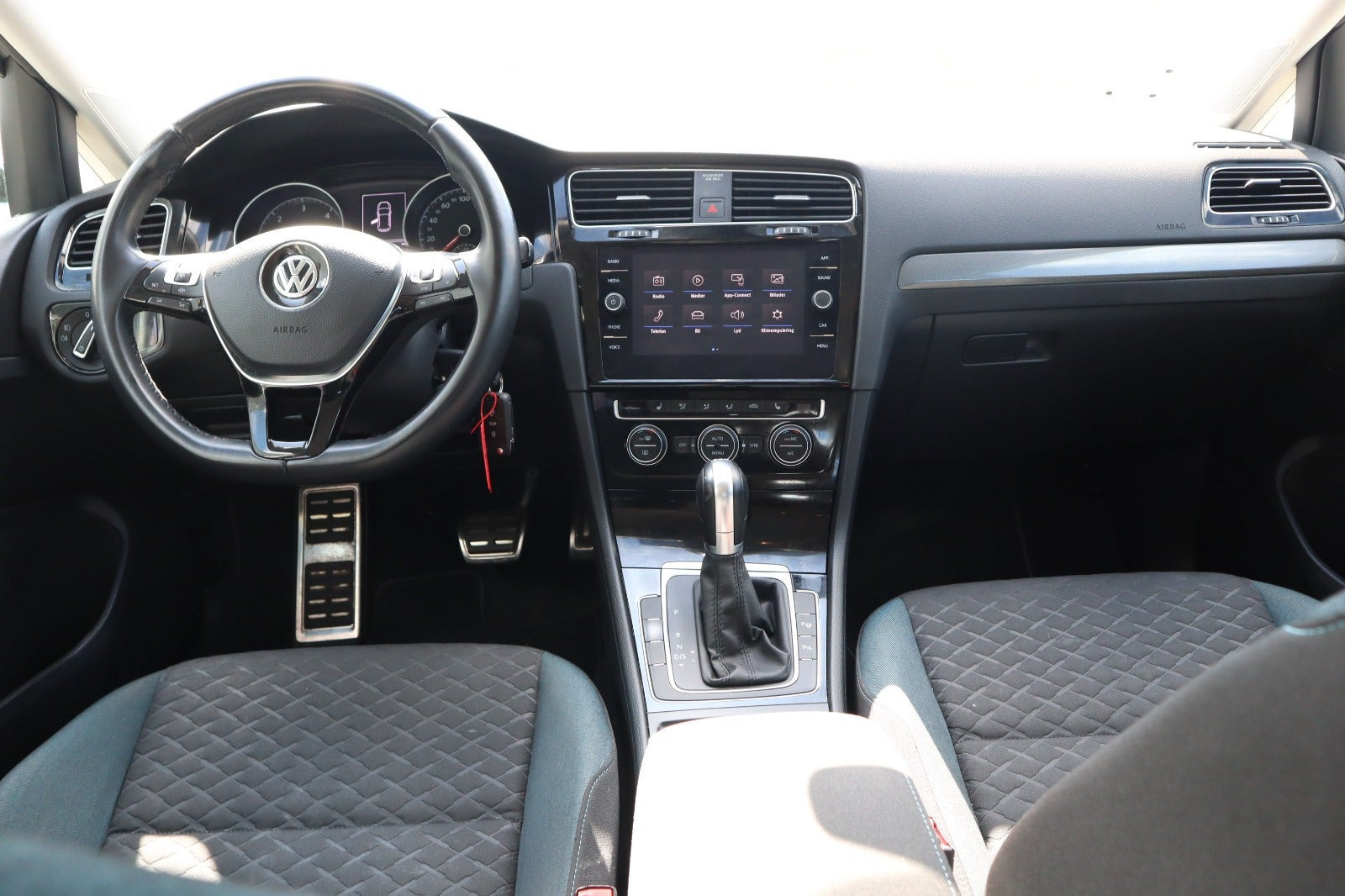 Grå VW Golf VII fra 2019