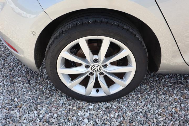 Grå VW Golf VII fra 2019