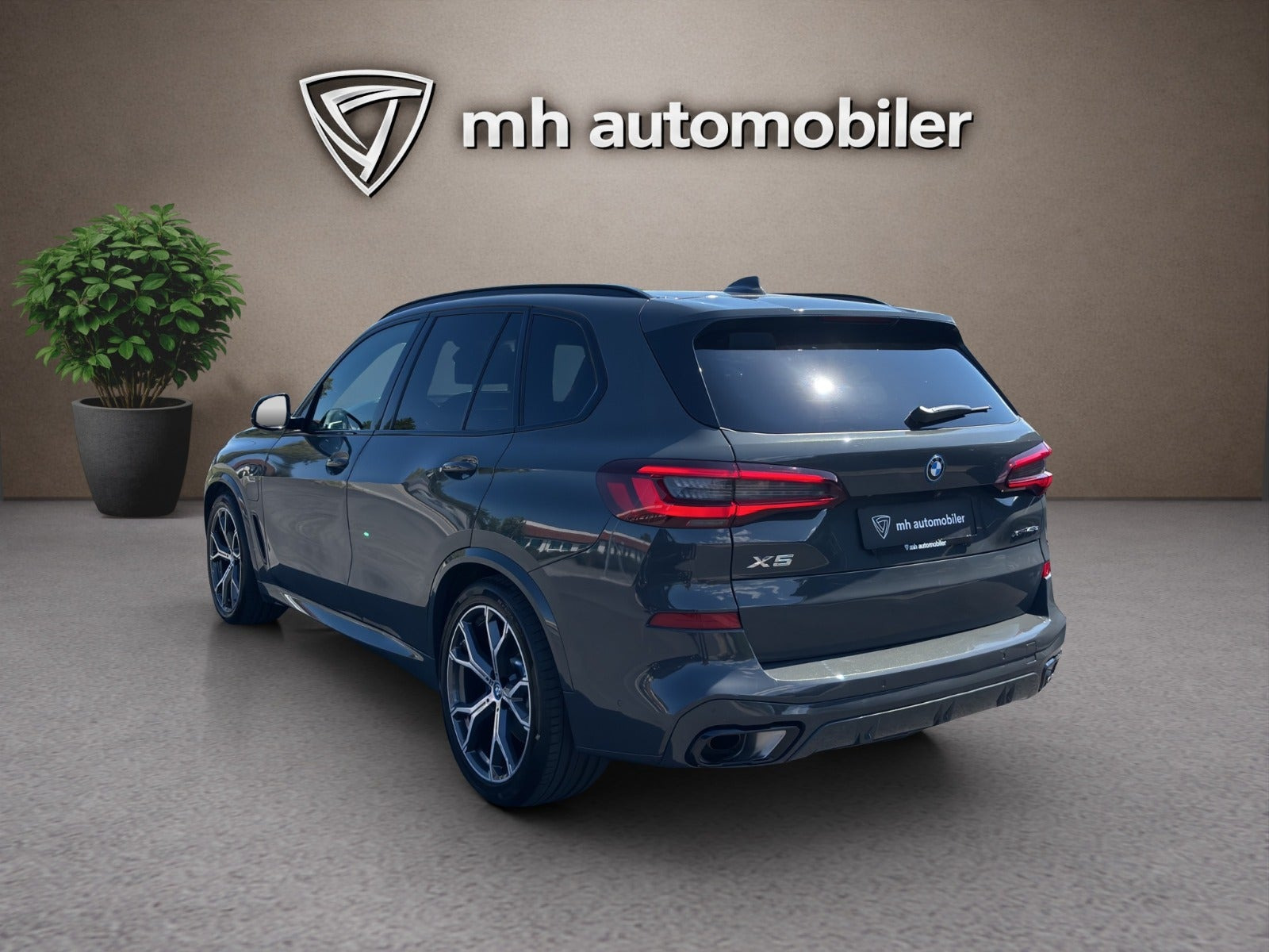 Grå BMW X5 fra 2023
