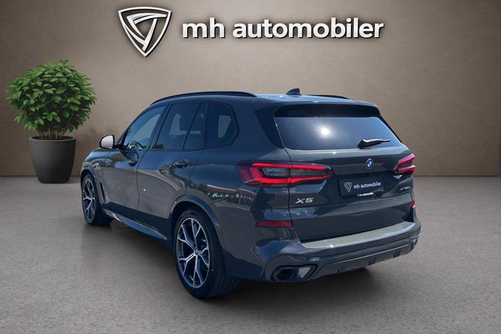Grå BMW X5 fra 2023
