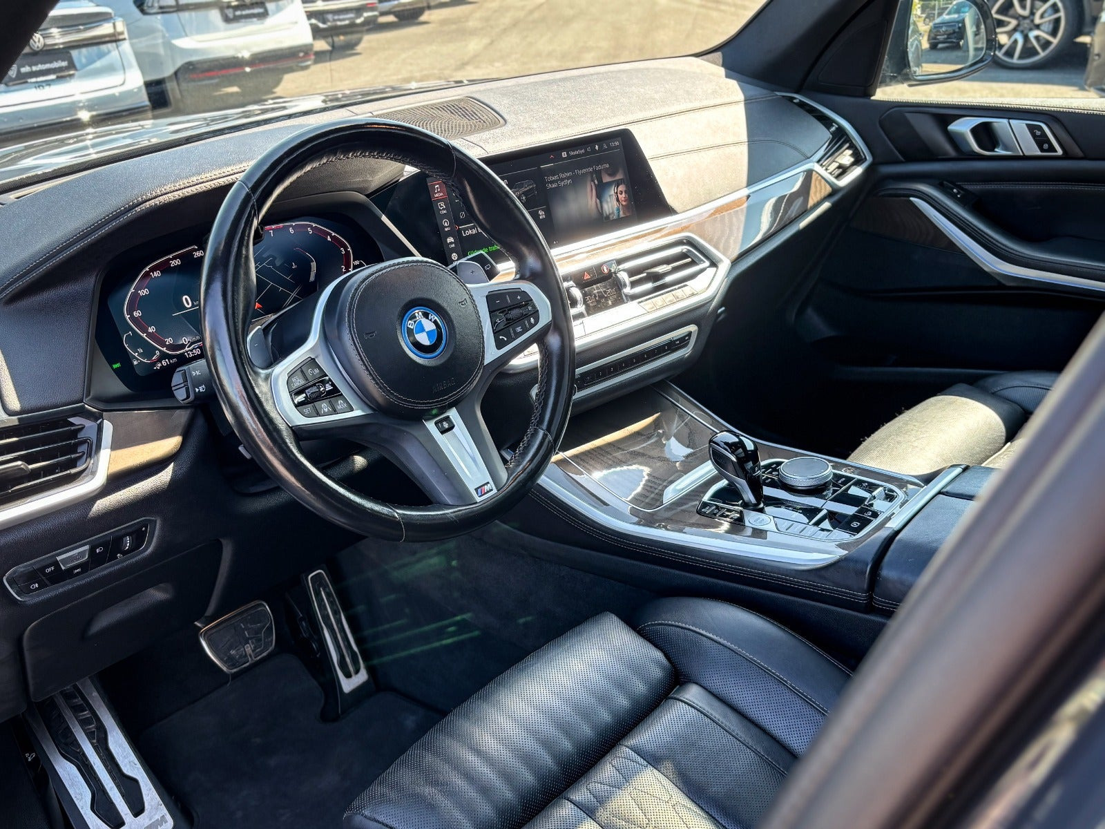 Grå BMW X5 fra 2023