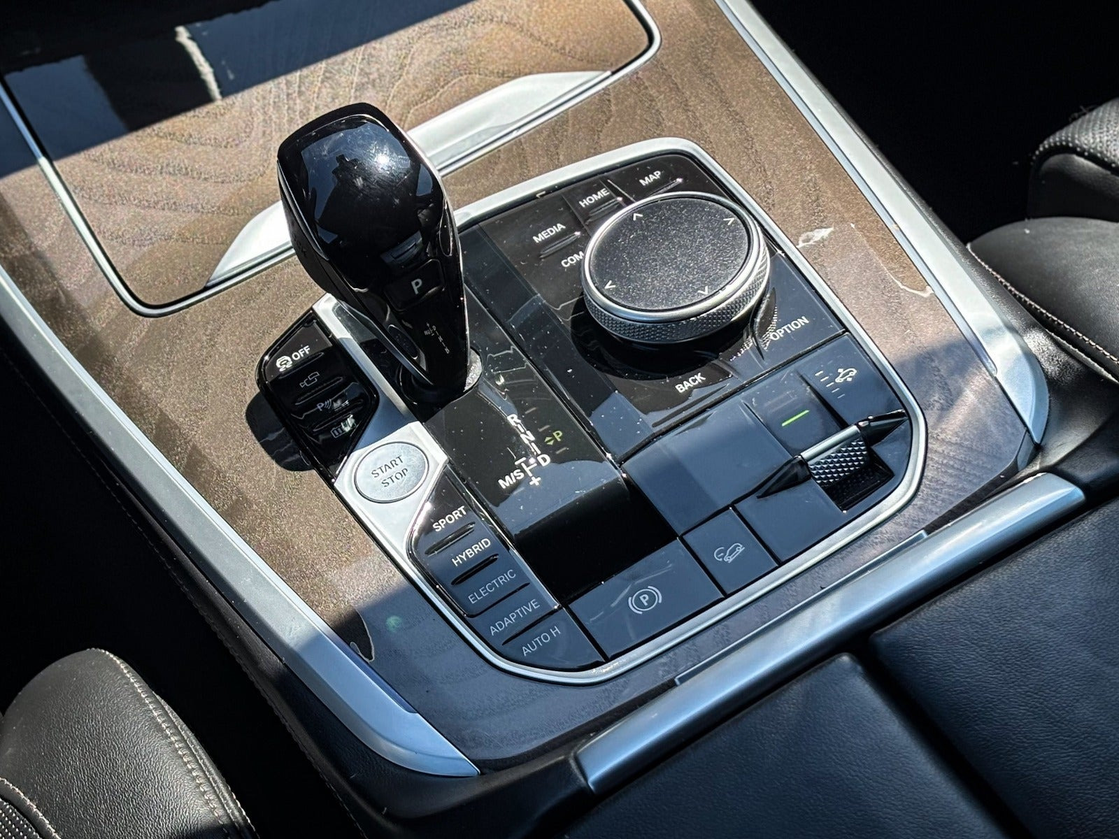 Grå BMW X5 fra 2023
