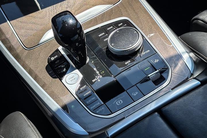 Grå BMW X5 fra 2023