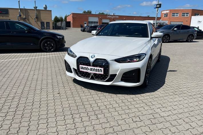 Hvid BMW i4 fra 2024
