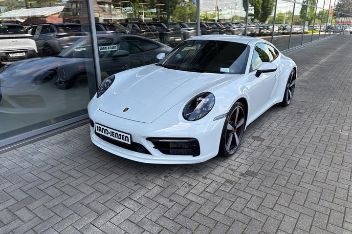 Hvid Porsche 911 Carrera S fra 2024 set udefra