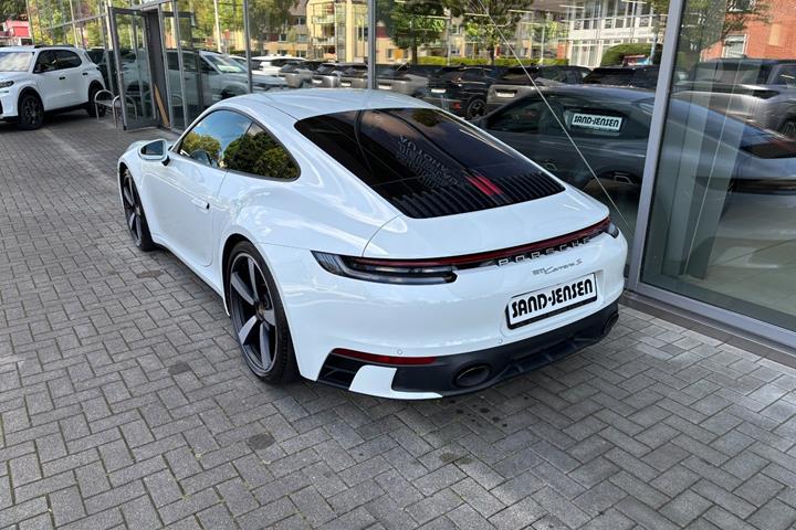 Hvid Porsche 911 Carrera S fra 2024