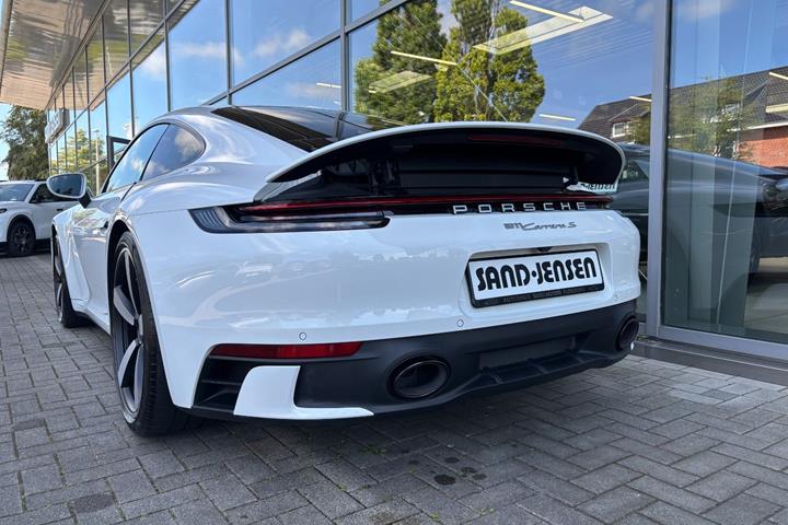 Hvid Porsche 911 Carrera S fra 2024