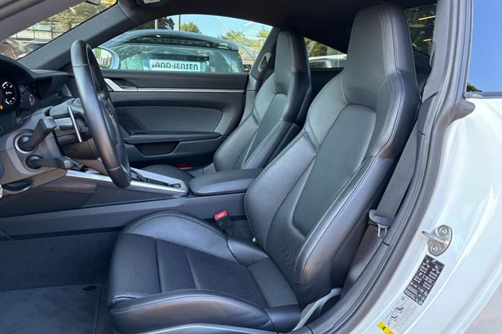 Hvid Porsche 911 Carrera S fra 2024