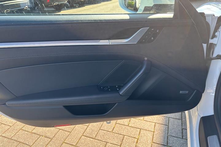 Hvid Porsche 911 Carrera S fra 2024