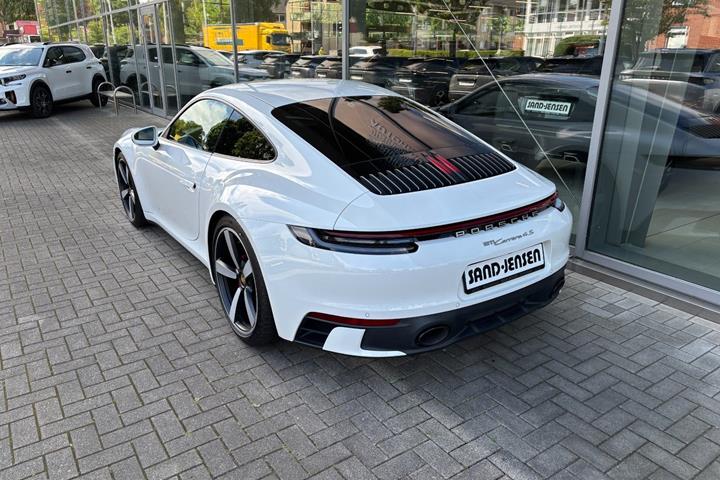 Hvid Porsche 911 Carrera 4S fra 2024